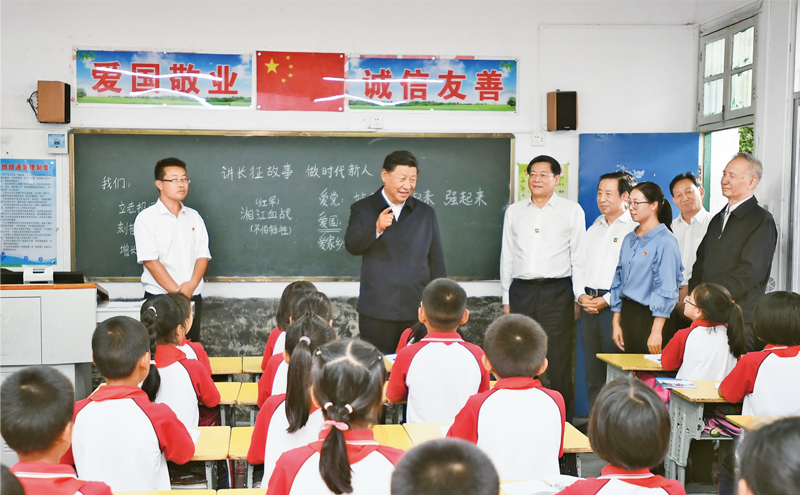 2020年9月16日至18日，中共中央總書記、國(guó)家主席、中央軍委主席習(xí)近平在湖南考察。這是16日下午，習(xí)近平在郴州市汝城縣文明瑤族鄉(xiāng)第一片小學(xué)，同正在上思政課的同學(xué)們親切交流。 新華社記者 謝環(huán)馳/攝