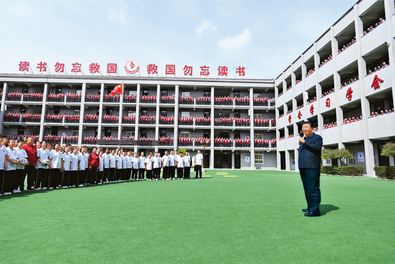 2021年9月13日至14日，中共中央總書記、國(guó)家主席、中央軍委主席習(xí)近平在陜西省榆林市考察。這是14日上午，習(xí)近平在綏德實(shí)驗(yàn)中學(xué)考察時(shí)，同師生親切交流。 新華社記者 謝環(huán)馳/攝